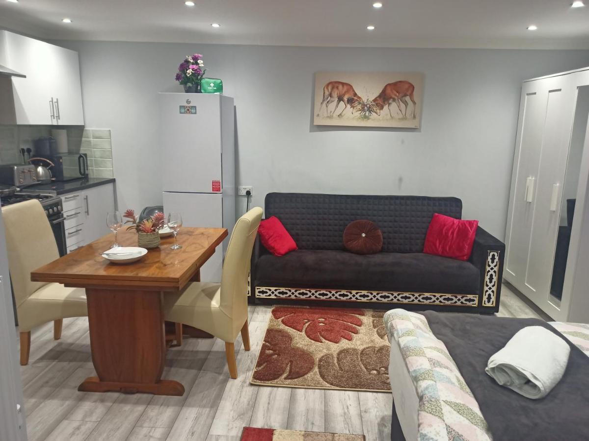Homey Studio In Newport Perfect For Couples & Travelers 외부 사진