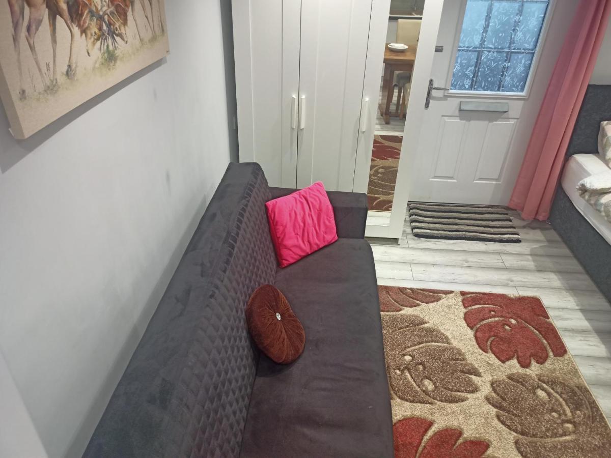 Homey Studio In Newport Perfect For Couples & Travelers 외부 사진